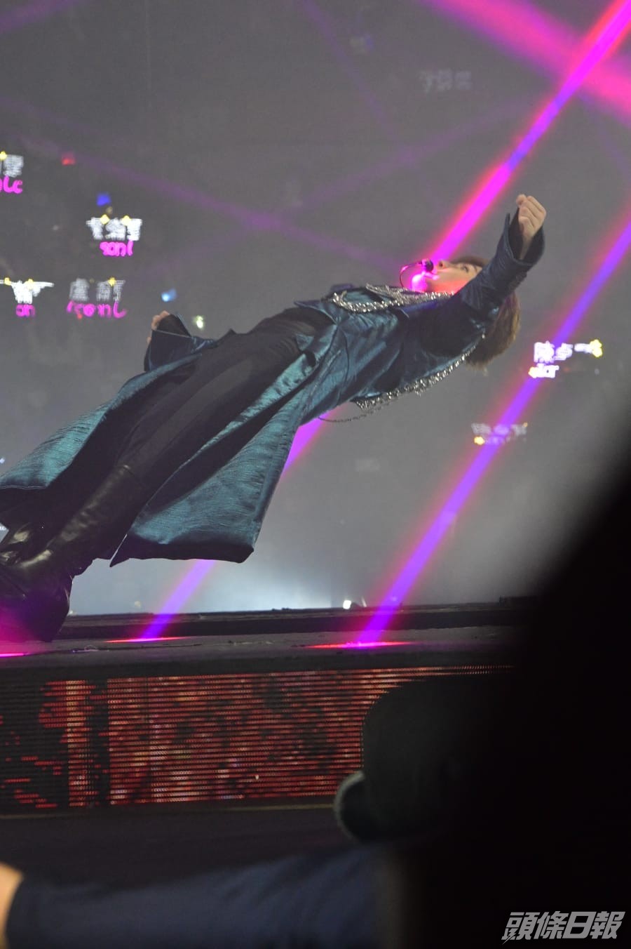 頭場盧瀚霆背向跌落台的演出，今晚第3場時也取消了。